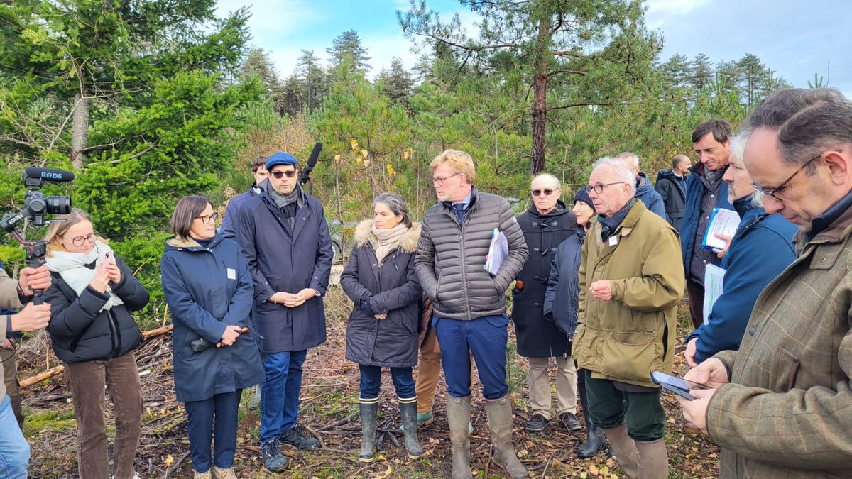 BrosseAnthony's tweet photo. Heureux d’accueillir @MFesneau, dans le #Loiret en forêt de #Sennely, à l’occasion de la signature de 9 Schémas Régionaux de Gestion Sylvicoles (SRGS) dans le cadre de la stratégie de renouvellement forestier voulu par le @gouvernementFR.
#Forêt #filièreBois https://t.co/URHV6a2uuz