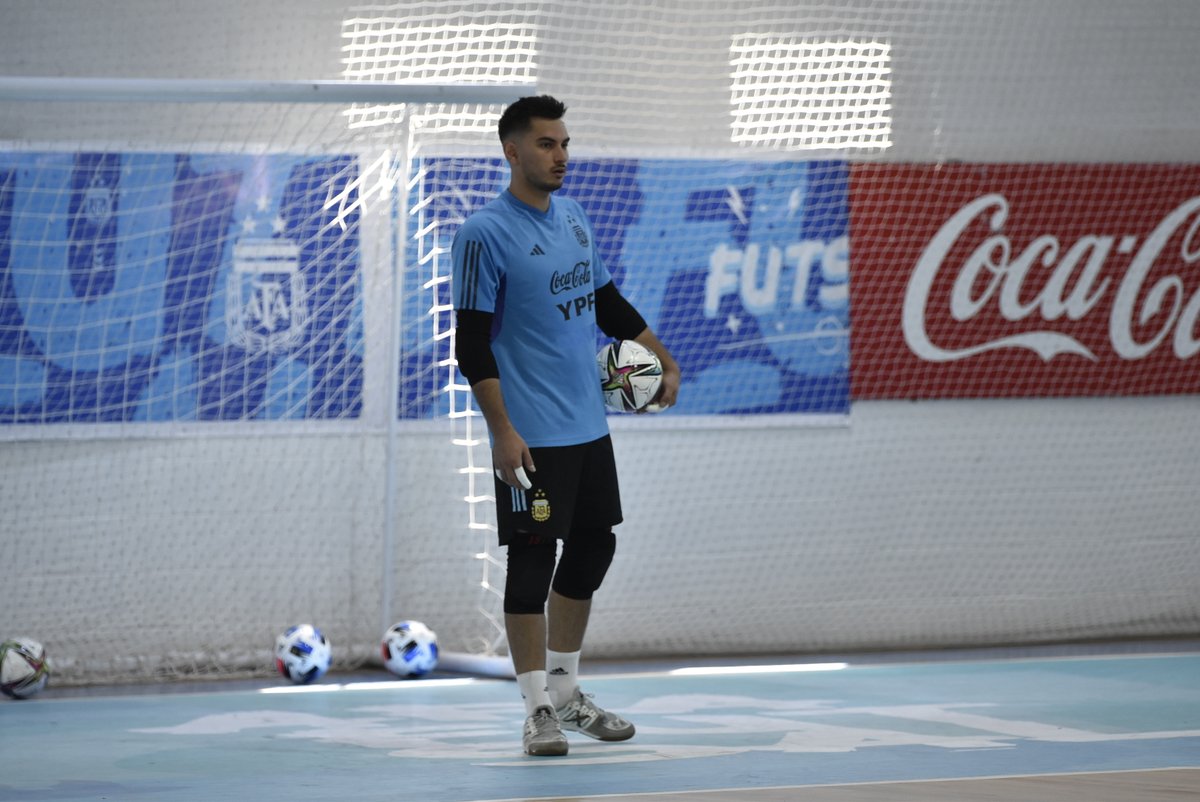 Argentina's tweet photo. #Futsal La #SelecciónMayor realiza un nuevo microciclo de trabajo en Ezeiza.

🇦🇷 El equipo se entrena bajo la guía de Matías Lucuix 🧠

📝 https://t.co/Gg1hdSJnL1 https://t.co/DSm0pxhqZR
