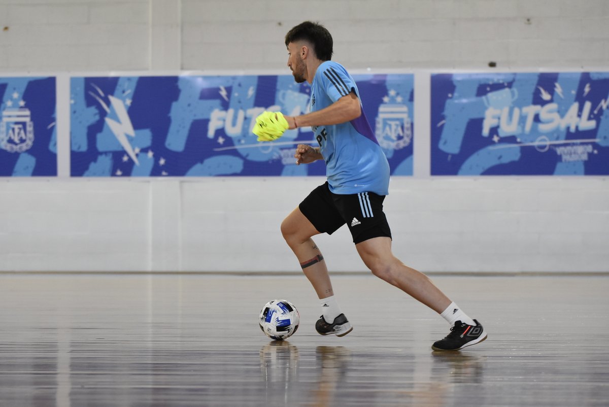 Argentina's tweet photo. #Futsal La #SelecciónMayor realiza un nuevo microciclo de trabajo en Ezeiza.

🇦🇷 El equipo se entrena bajo la guía de Matías Lucuix 🧠

📝 https://t.co/Gg1hdSJnL1 https://t.co/DSm0pxhqZR