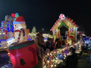 westernquebec's tweet photo. L'école primaire d'Eardley et la maison et l'école d'Eardley ont créé un char pour le défilé du Père Noël à Aylmer. Les élèves et les parents ont travaillé ensemble pour créer les meilleurs petits lutins pâtissiers! https://t.co/c5ULXk5mfZ