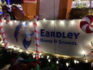 westernquebec's tweet photo. L'école primaire d'Eardley et la maison et l'école d'Eardley ont créé un char pour le défilé du Père Noël à Aylmer. Les élèves et les parents ont travaillé ensemble pour créer les meilleurs petits lutins pâtissiers! https://t.co/c5ULXk5mfZ