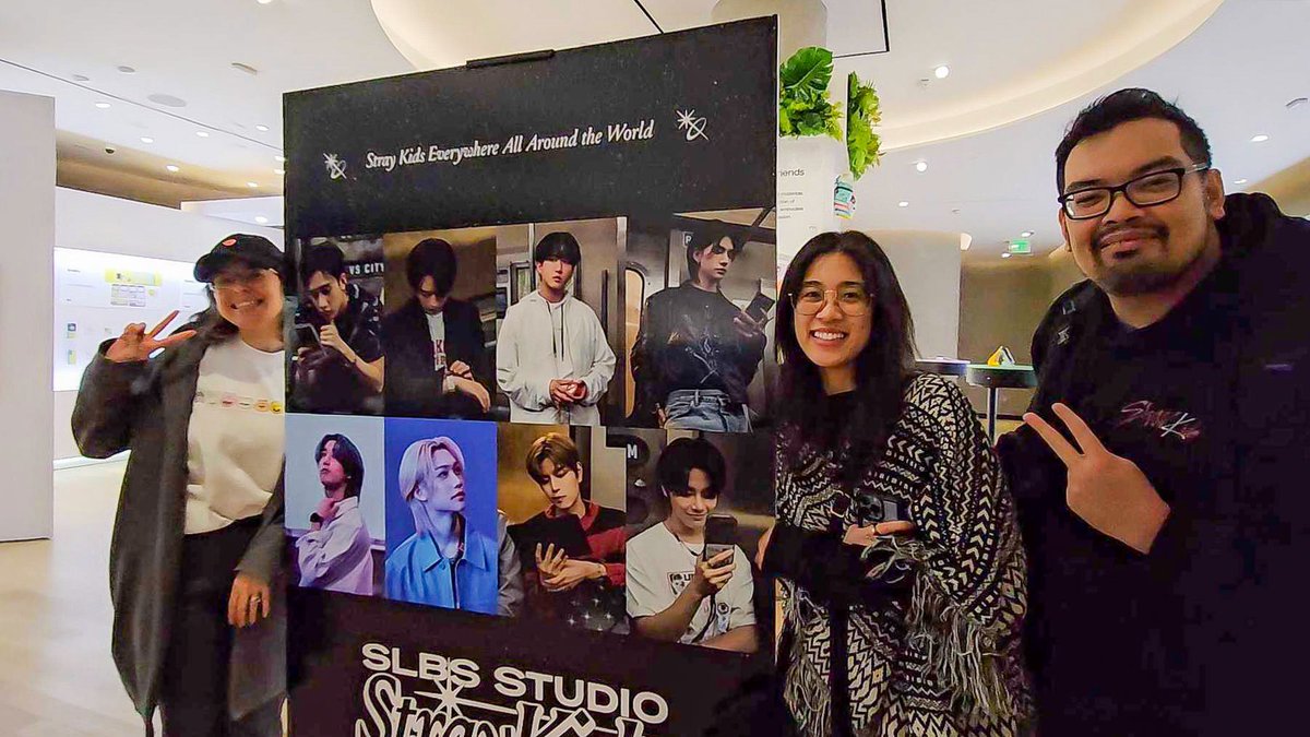 We LOVE the energy, thank you LA! 🇺🇸
Our STAR to GALAXY Pop-up in LA is until tomorrow, Dec 5th so we strongly suggest you to make a stop before it is gone! 
#SLBS #SLBSiLA #straykids #startogalaxy #bethenew #slbs_straykids #slbspopup @steay @Stray_Kids_JP @slbsstudio @SamsungUS