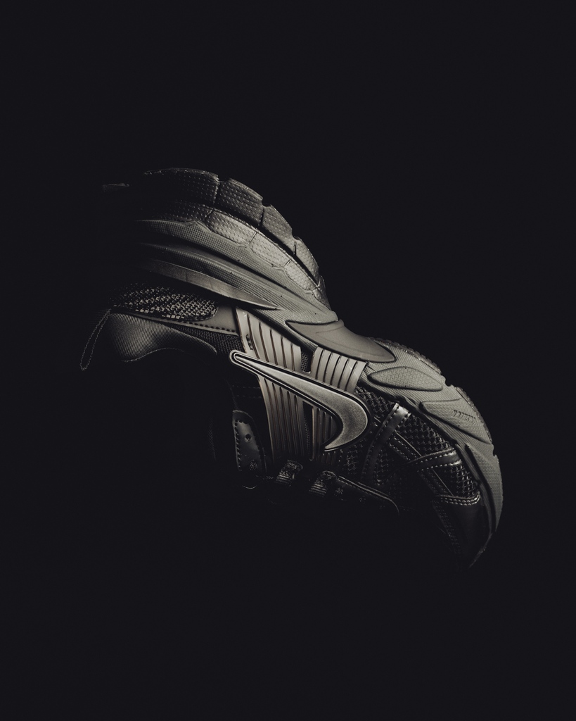 AFEWSTORE's tweet image. SHOP LINK ➡️ l8r.it/huFm

This shoe merges retro with the future. The V2K combines the beloved features of the Vomero in an early '80s running catalog-inspired look. 
⁠
Now available!⁠
⁠
#afewstore #nike #nikerun #run #nikev2k⁠
⁠