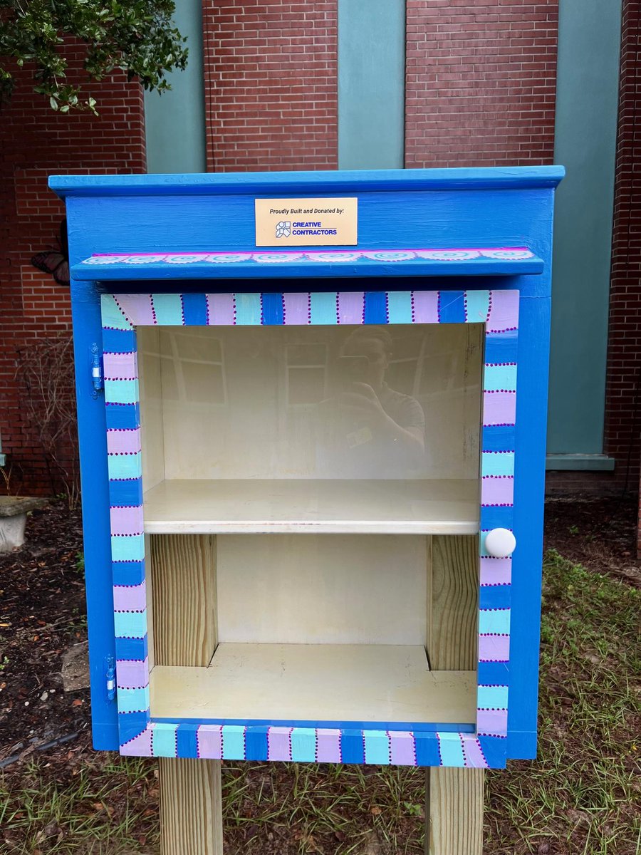 CreativeContInc's tweet image. We're proud of the latest addition to the Rochelle SOTA campus in Lakeland. This new Creatively Built Little Library offers a place for readers to take a book or leave one for others to enjoy. 

#LittleLibrary #RochelleSOTA #BuildingforArts #BuildingforEducation #CreativelyBuilt