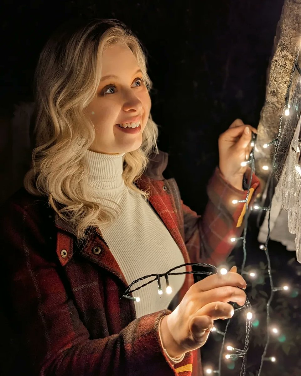 The lights are finally up 😍 Did I use a ladder ... No... Did i fashion a ladder out of old crates... Yes 😂

Nothing gets between me and Christmas 💚❤️

#christmasvibes #christmaslights  #wintervibes #feelingfestive