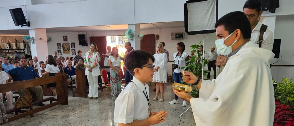 El pasado viernes 2 de diciembre, la iglesia La Asunción y Santa Rita de  El Trigal fue testigo de un emotivo acontecimiento: la celebración de la Primera Comunión de nuestros estudiantes de 4to grado.

juanxxiii.e12.ve/home/archivos/…

#SomosJuanXXIII