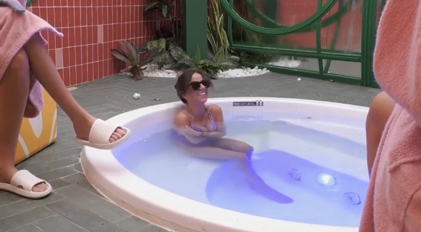 Lusilu0's tweet image. Me meo con estas preparadas para el jacuzzi pero no se atreven a meterse porque está verde y Carmen diciéndoles que no la dejen sola entre la mierda 😂

#GHVIP4D