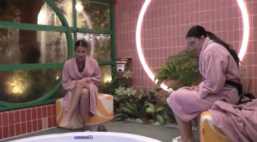 Lusilu0's tweet image. Me meo con estas preparadas para el jacuzzi pero no se atreven a meterse porque está verde y Carmen diciéndoles que no la dejen sola entre la mierda 😂

#GHVIP4D