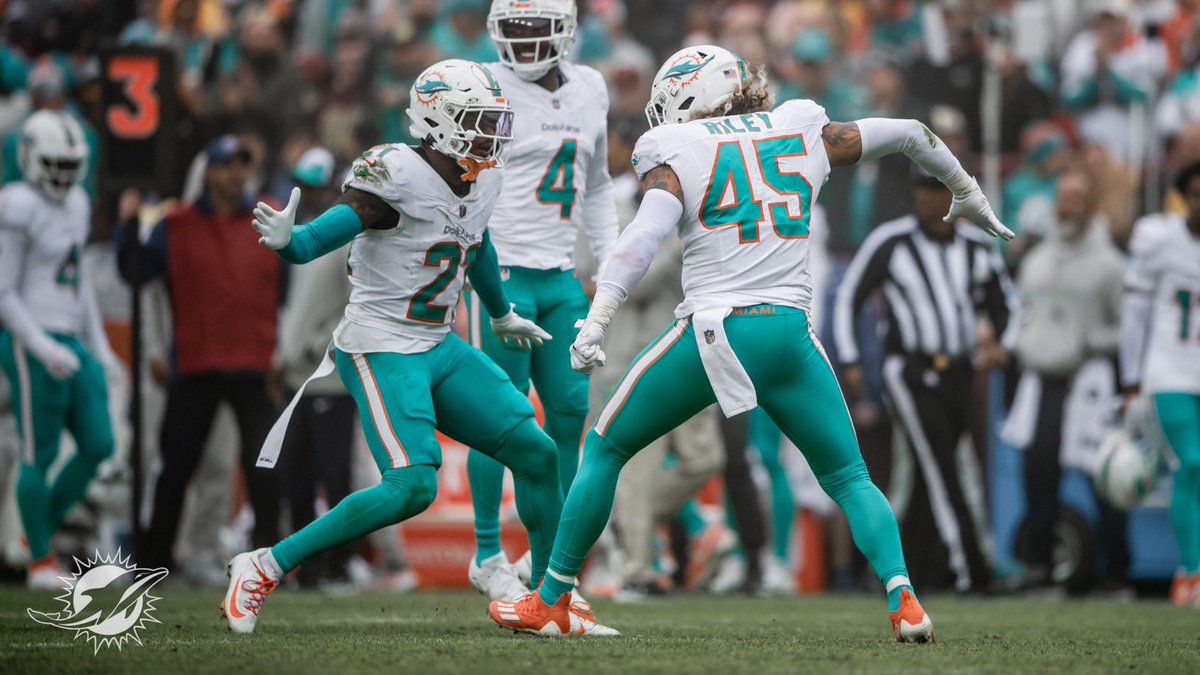 PFF_RyanSmith's tweet image. #Dolphins linebacker Duke Riley stepped up big time in Week 13 

- career-high 91.1 overall grade 
- 5 defensive stops 
- forced fumble 

All in just 31 snaps 📈

📸: (@MiamiDolphins)

#FinsUp #MIAvsWAS