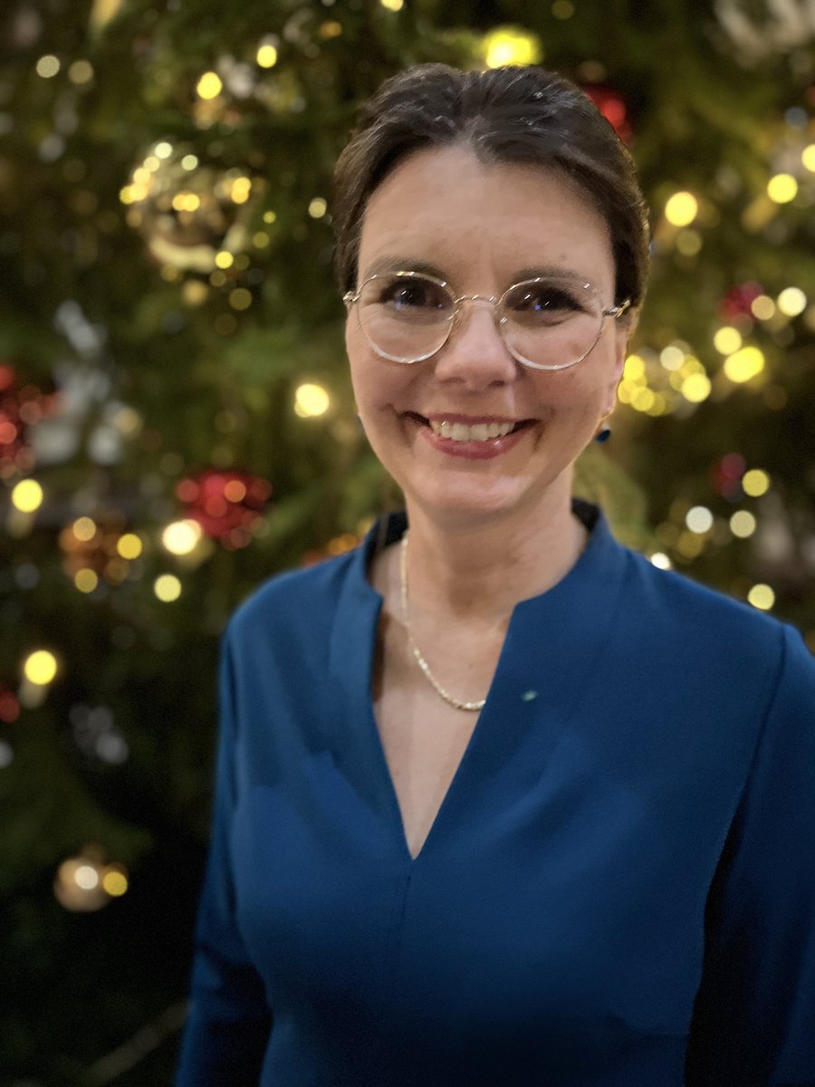 jaegi's tweet photo. Kaum Nationalrätin, schon zur Stimmenzählerin gewählt: Regina Durrer, NW. Durfte beim Einschwören dabei sein als Onkel und als Chief Joker Officer. https://t.co/BWMJyV4aBt