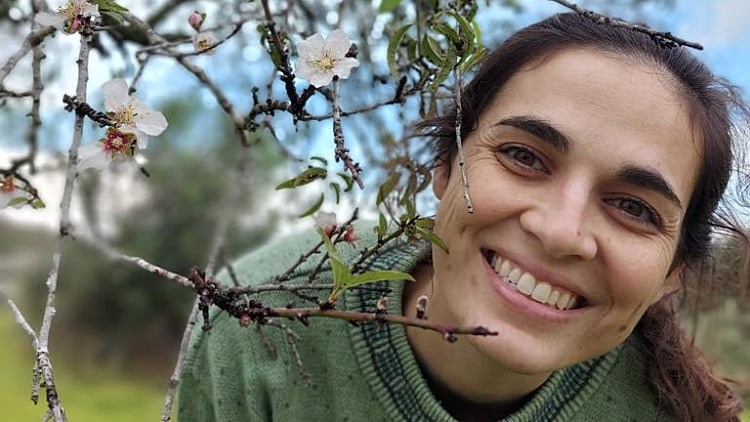 IsraelinBrazil's tweet photo. Conheça Jordan Roman Gat, que foi libertada na semana passada após dois meses nas mãos de terroristas do Hamas. Ela é uma super mãe! 💪

Ela foi sequestrada de um kibutz junto com seu parceiro Alon e sua filha de 3 anos, Gefen.
Enquanto os terroristas do Hamas os levavam em direção à fronteira com Gaza, pouco antes da cerca, um tanque das FDI parou à sua frente e alguns dos terroristas saíram do veículo.

Num momento de incrível desenvoltura, Jordan e Alon escaparam do veículo com a pequena Gefen.
Porém, em segundos, os terroristas os notaram e começaram a correr atrás deles. Alon com Gefen nas mãos, Jordan atrás deles.

Num momento maternal, Jordan grita para Alon não esperar por ela e correr mais rápido, para salvar Gefen. Ele continuou correndo, ela foi capturada e sequestrada para Gaza.

Alon e Gefen continuaram a fugir dos terroristas até que estivessem seguros.
Não há nada como o heroísmo de uma mãe que salva o seu ente querido. 💙

Jordan foi libertada. Sua cunhada, Carmel, ainda está em cativeiro. Temos que libertá-la também e a todos os outros.
Não vamos parar até que todos os sequestrados retornem para suas famílias em Israel, no Brasil e em qualquer outro lugar do mundo.