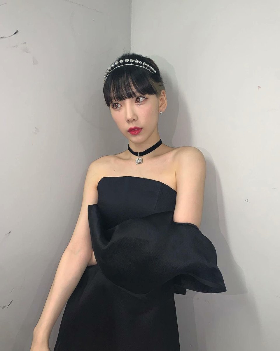 softlydiary's tweet photo. sé que no había un dress code para el ⁦#𝚌lo𝚟e𝐫𓈒ྀི࣪་𝚍e𝕓u𝖙⁩ pero me ganó la emoción y venir en trapos simplones no era opción. christmas season? more like #𝐬ea𝕤o𝐧ꪆᰍ𝕥ou𝐜h &amp; correct me if i'm wrong, de todas maneras no existiría ⁦#𝚋läc𝐤鳥ུ⃨𝕥o𝐧igh𝖙⁩ sin ellas. https://t.co/om9rFCOF4S