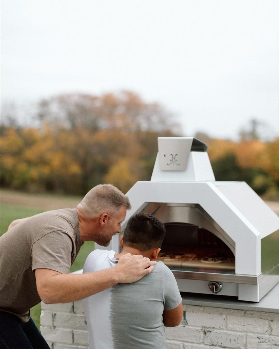 Ending the weekend with family pizza night 🍕

📷: @ninawilliamsblog 
#hestan #choosehestan #kitchentransformation #kitchendesign #homerennovation #luxuryhome #luxurykitchen #interiordesign #backyardbliss #backyarddesign #pizzaoven #pizzanight