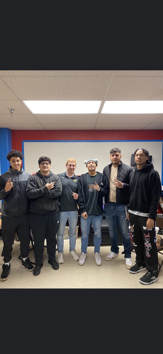 MarcusSharp23's tweet photo. Thank You @conrad_wallis for coming out to West Mesa and talking to us.Thank you for the opportunity #GoSkyHawks https://t.co/BXAa8GaUs8