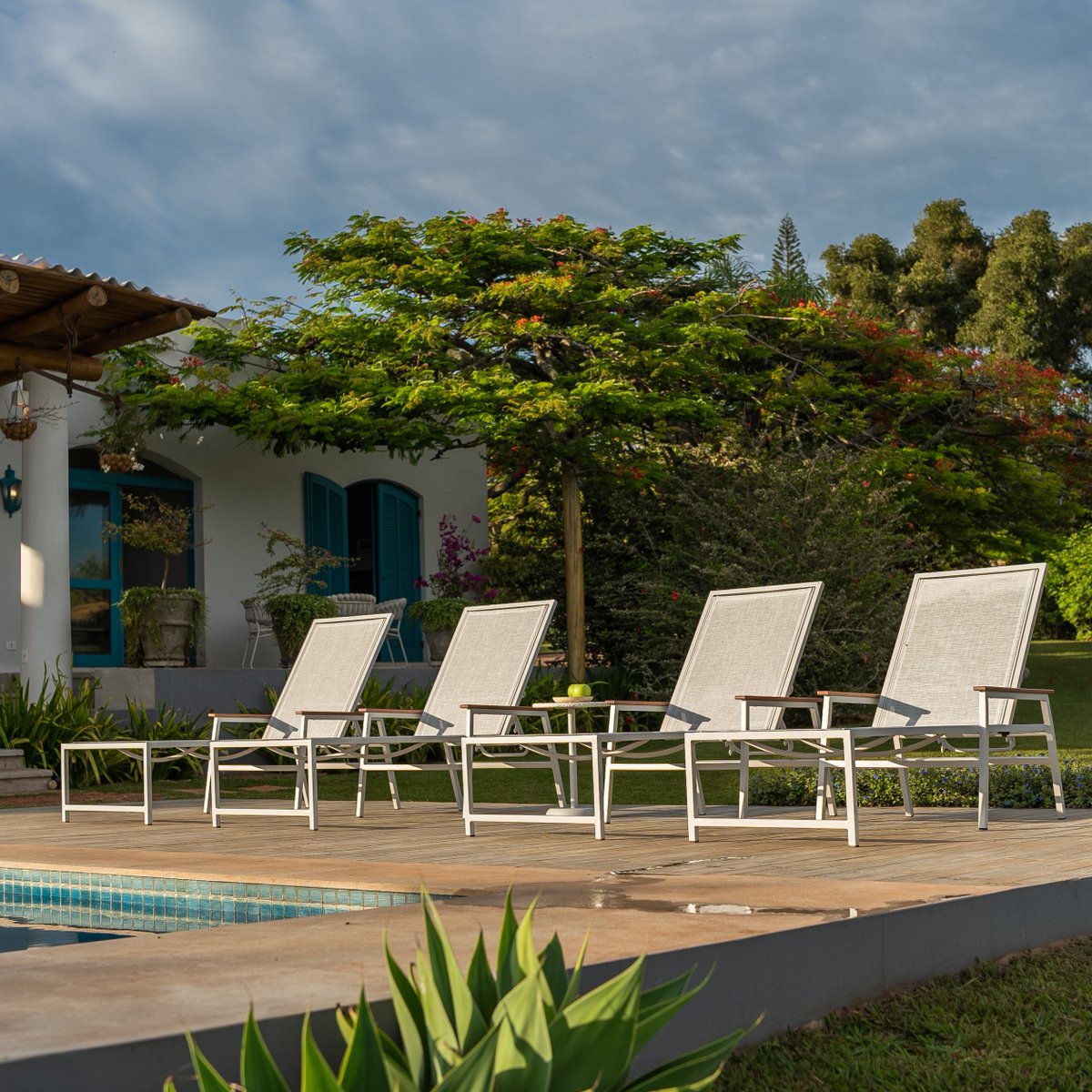 lovato_moveis's tweet photo. ERBA | O conforto da coleção Itapoá é garantido através da tela sling, um material altamente resistente e perfeito para áreas molhadas.
ESPREGUIÇADEIRA ITAPOÁ por Studiom Lovato

MESA LATERAL VÅG por Studio Lovato
#studiolovato #lovatofurniture #outdoordecoration #pool #design https://t.co/YXnklPkDRR
