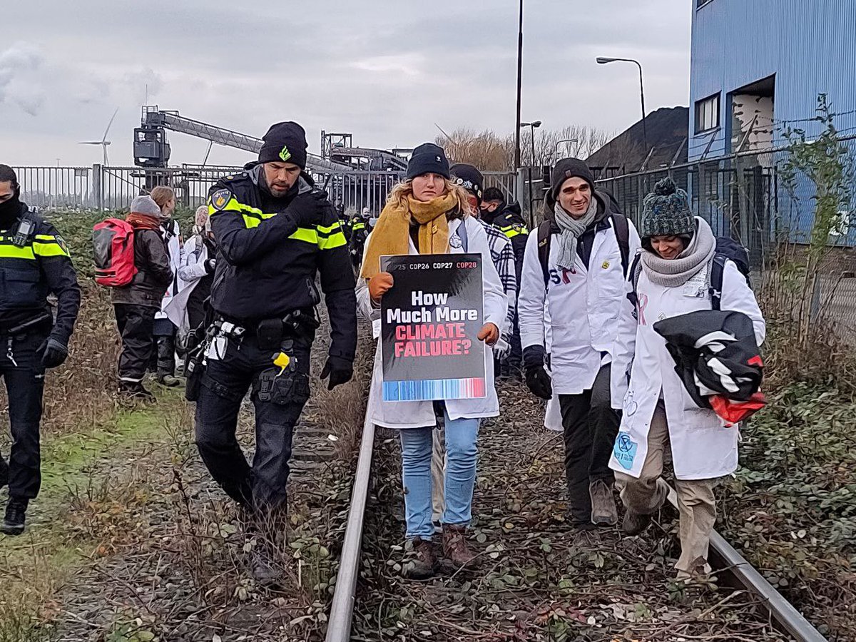 KeizerIris's tweet photo. De wetenschap is duidelijk: we moeten stoppen met fossiele brandstoffen!

Daarom blokkeerden wij vandaag het kolen transport 🚂🔥

Maar terwijl de échte criminelen deze week #COP28 voorzitten, werden wij door de politie gearresteerd. 

How much more #ClimateFailure ? https://t.co/z7DbiwjR4T