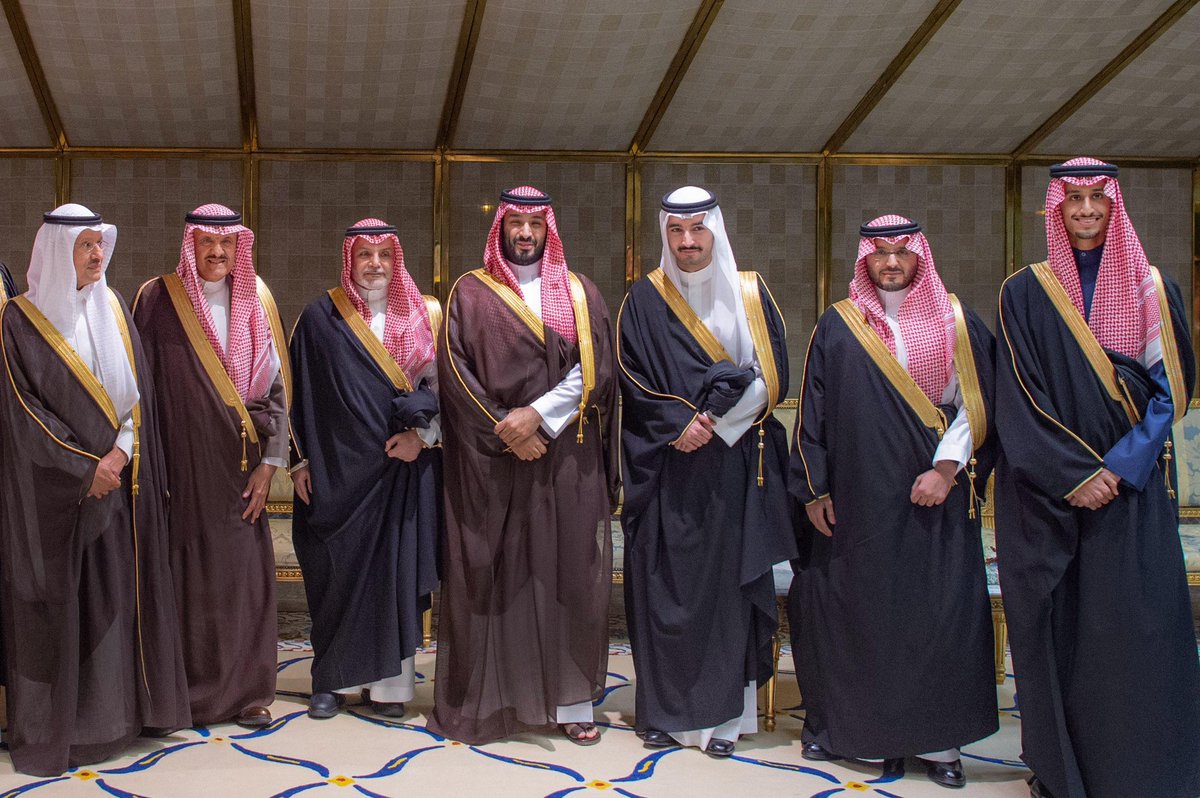 سمو سيدي #ولي_العهد يشرف حفل زفاف صاحب السمو الملكي الامير عبدالله بن عبدالعزيز بن ماجد آل سعود على كريمة صاحب السمو الملكي الامير احمد بن سلمان بن عبدالعزيز آل سعود - رحمه الله - .

حيّ هالشوف يابو سلمان ❤️