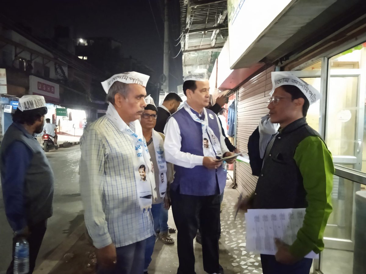 CYSS4Assam's tweet photo. Today, in ward 39 @AAP4Assam State Organising Secratary @handique_brojen and also delegation of @CyssAssam , President @DibyajyotiKuli and Organising Sc.  @BabulAliCYSS , were present while interacting and spreading awareness regarding @AamAadmiParty the common public. https://t.co/lXMeBu54fd