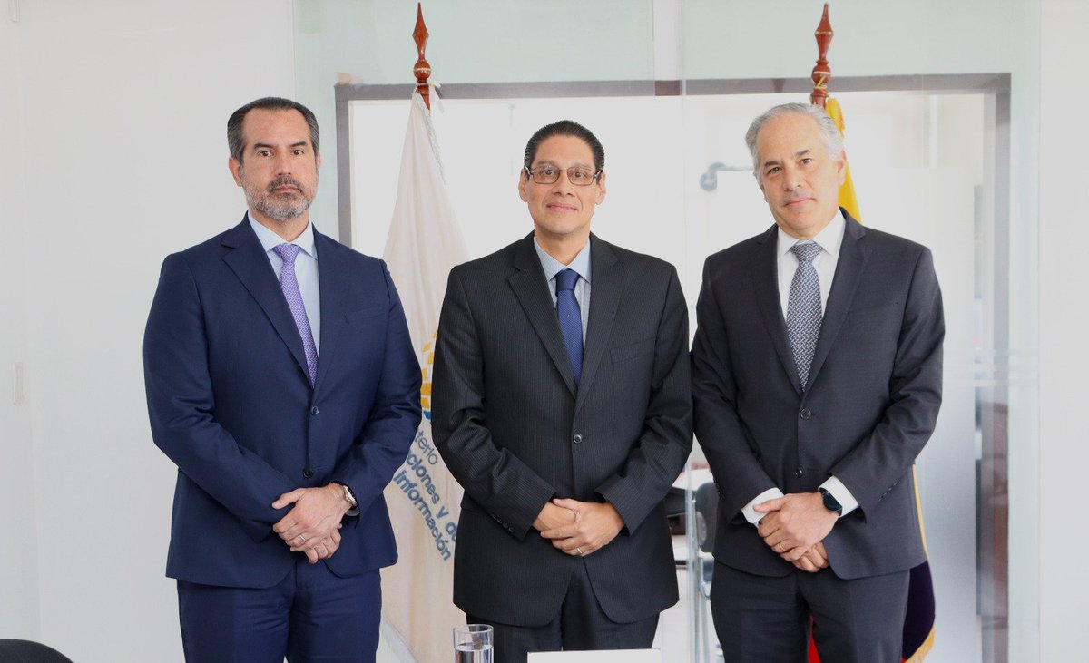 Telecom_Ec's tweet photo. Hoy el Ministro de Telecomunicaciones, @cesar_martinm, mantuvo una reunión de trabajo con los representantes de las operadoras @ClaroEcua y @MovistarEC, para impulsar el avance del proceso de renegociación de los contratos del servicio móvil avanzado. #EnElNuevoEcuador, se prioriza una solución técnica que beneficie a todos los ecuatorianos. 🇪🇨📲 Entérate más ▶️ https://t.co/YVvgsd2A58
