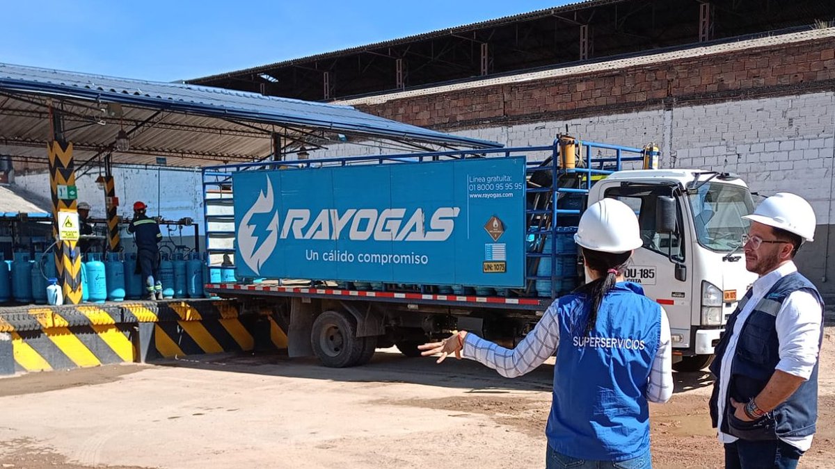 Superservicios's tweet photo. ¡En #Soacha, Cundinamarca! Nuestra *Dirección Técnica de Gestión de Gas Combustible*, realizó visita de inspección a la planta de envasado de la empresa #RAYOGAS para identificar 🔎 las condiciones de prestación del servicio de Gas Licuado de Petróleo (GLP). https://t.co/nbj6vta79O