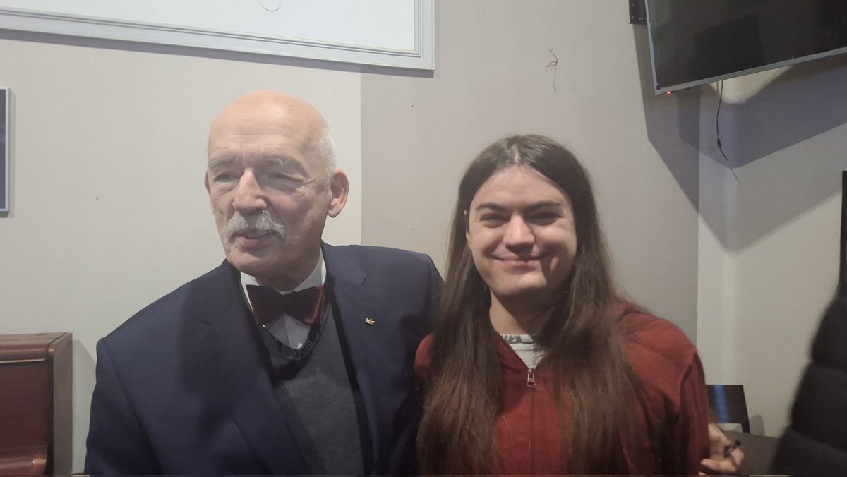 CusterKnuckle's tweet photo. Korwin wziął mnie za kobietę i pocałował w rękę XDDD https://t.co/oRsPfRjCbt