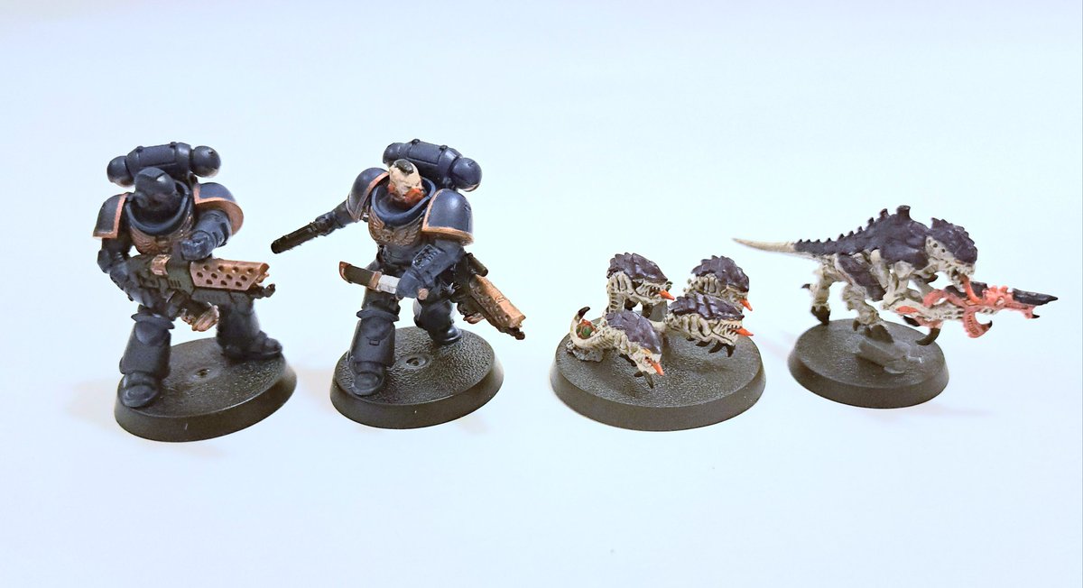 I've recently got into #warhammer40k and after indulging for quite some time on the lore, I decided to get myself a starter box and paint my very first miniatures. I might add some drybrush details to them someday