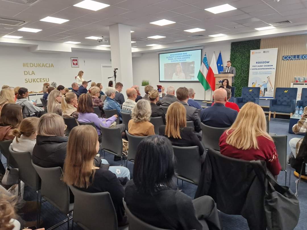 elukacijewska's tweet photo. Dziś w @miasto_rzeszow Fundacja Aprobata zorganizowała spotkanie z okazji Międzynarodowego Dnia Osób Niepełnosprawnych♿️. W jego trakcie ogłoszono przystąpienie do #EuropeanDisabilityForum @MyEDF oraz podziękowano za moje wsparcie w tym zakresie -więcej:
https://t.co/z2qTGlCXTY https://t.co/cS7ODSXY7z