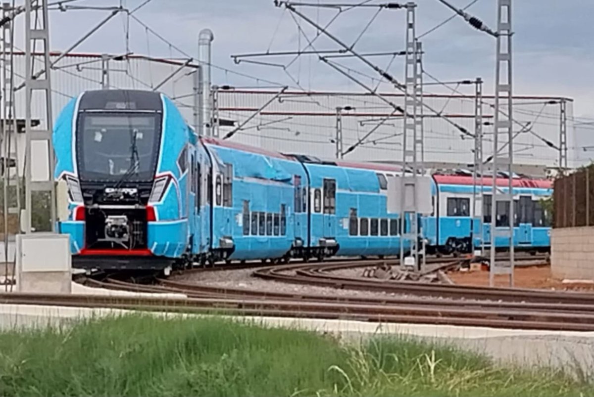 Trenvista's tweet image. La semana pasada pudimos ver en Rail Live! una maqueta de los nuevos trenes de Cercanías fabricados por Stadler. Hoy nos llegan por chats estas fotos de autoría desconocida del primer tren terminado, en la factoría de Albuixech.
