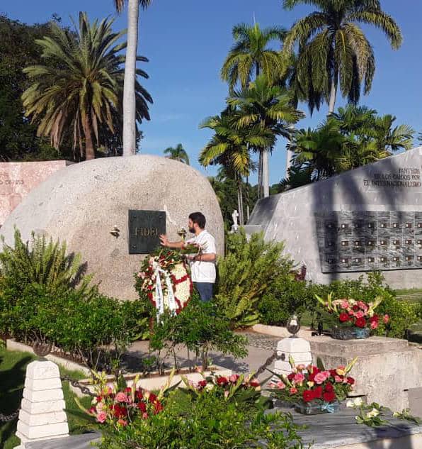 Junto a más de 100 000 santiagueros llegamos hasta Santa Ifigenia para rendirte homenaje, darte cariño, y recibir toda la fortaleza y la inspiración con que siempre nos impulsaste. Querido #FidelPorSiempre, nuestro futuro tiene tu nombre y tu ejemplo.