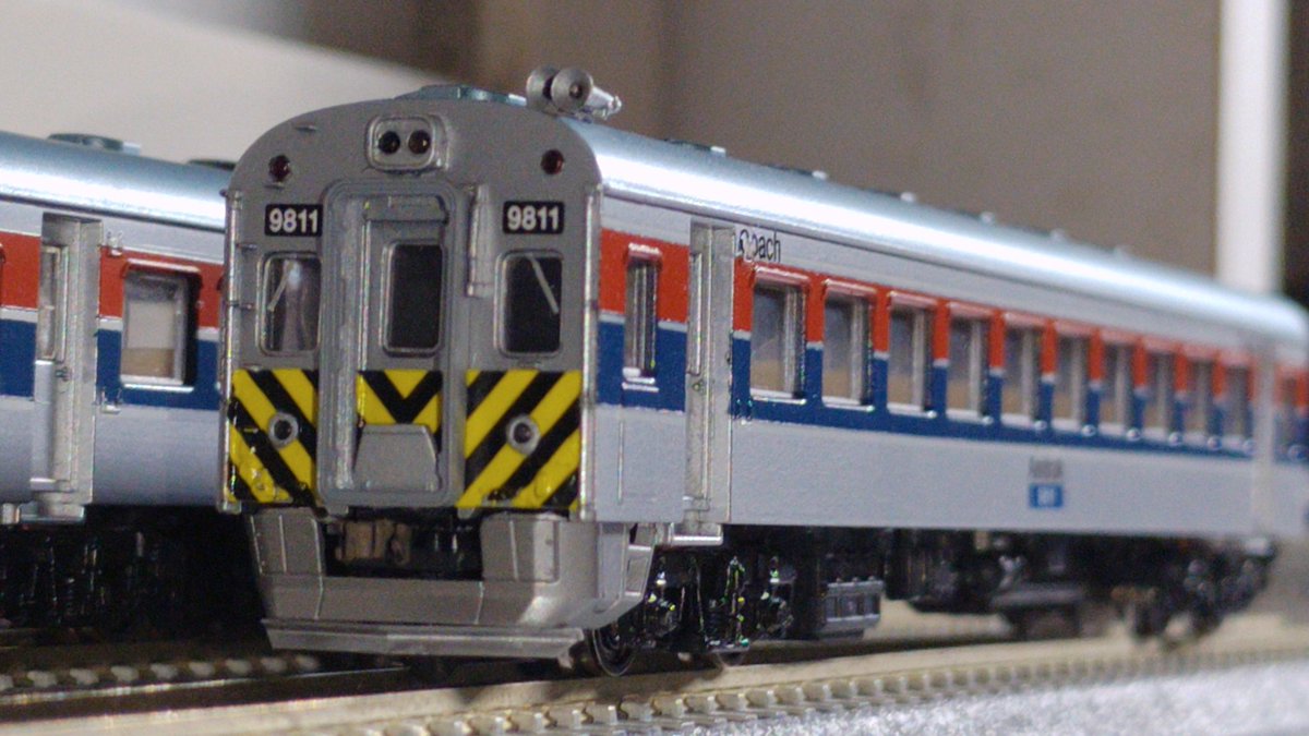 1186Exp's tweet photo. 夜中に目が覚めたので、クリア掛けて乾かしておいた制御客車を組み立てる。
改めて無改造のナハフと比較……
別人に見えるだろう?
種車一緒なんだぜ。
#世界のカラー
#Amtrak
#cabcar https://t.co/afuOGCze9r