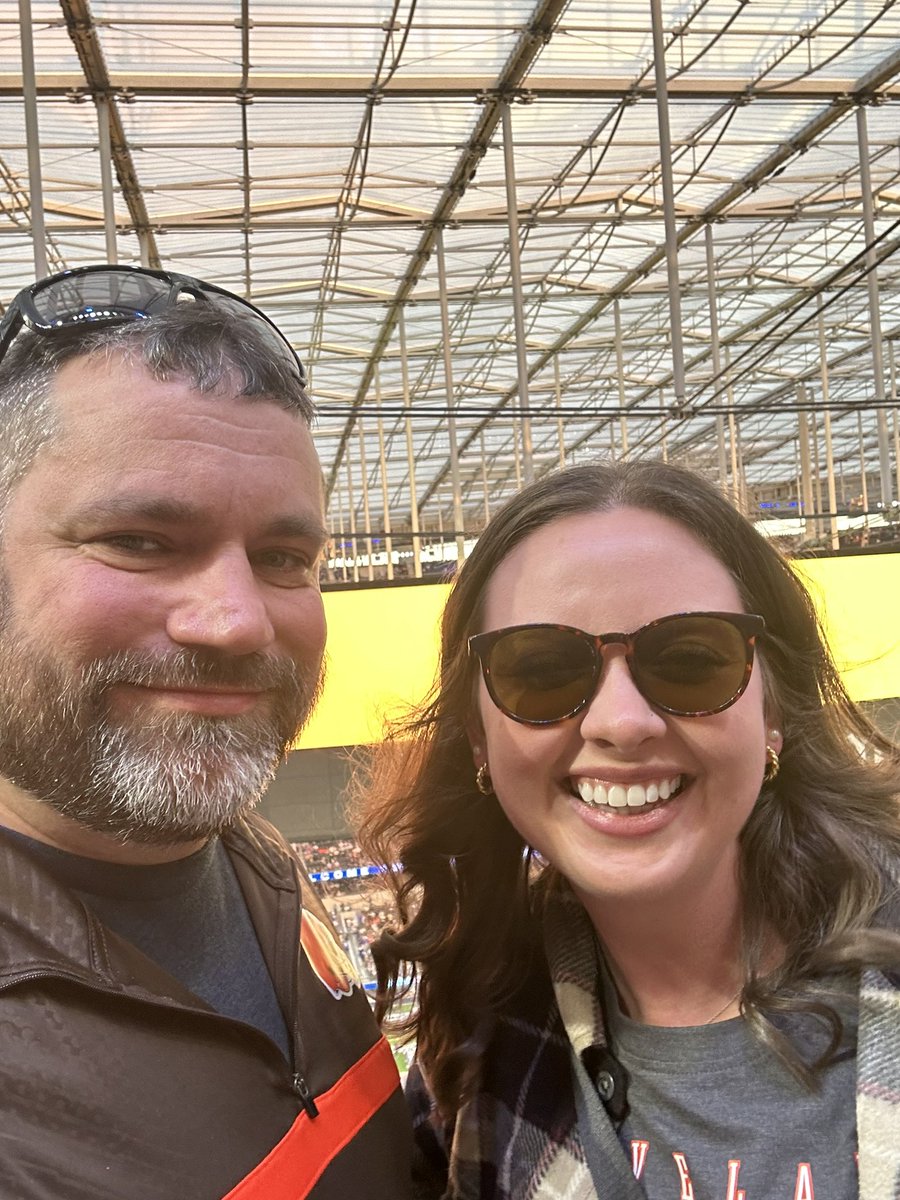 SWG_EMPharmRes's tweet photo. When you’re at ASHP Midyear but the Browns are playing in LA, you have a PGY2 outing https://t.co/NNPgYqnzgy
