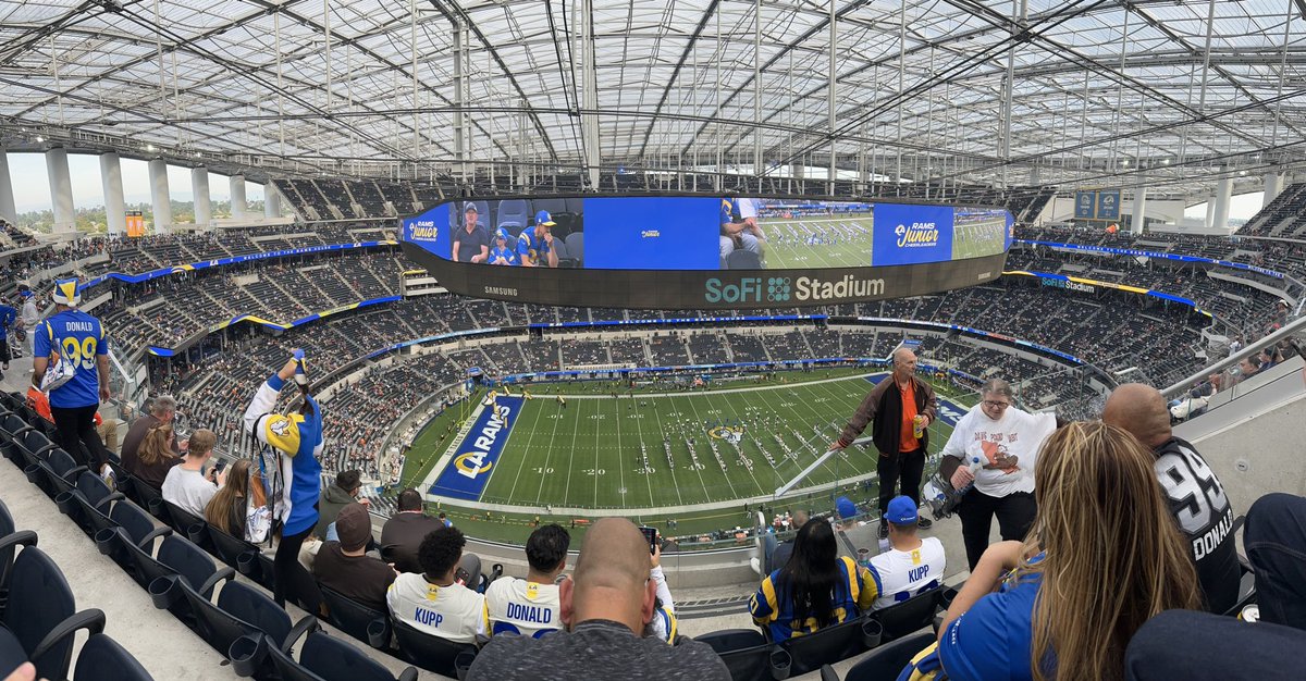 SWG_EMPharmRes's tweet photo. When you’re at ASHP Midyear but the Browns are playing in LA, you have a PGY2 outing https://t.co/NNPgYqnzgy