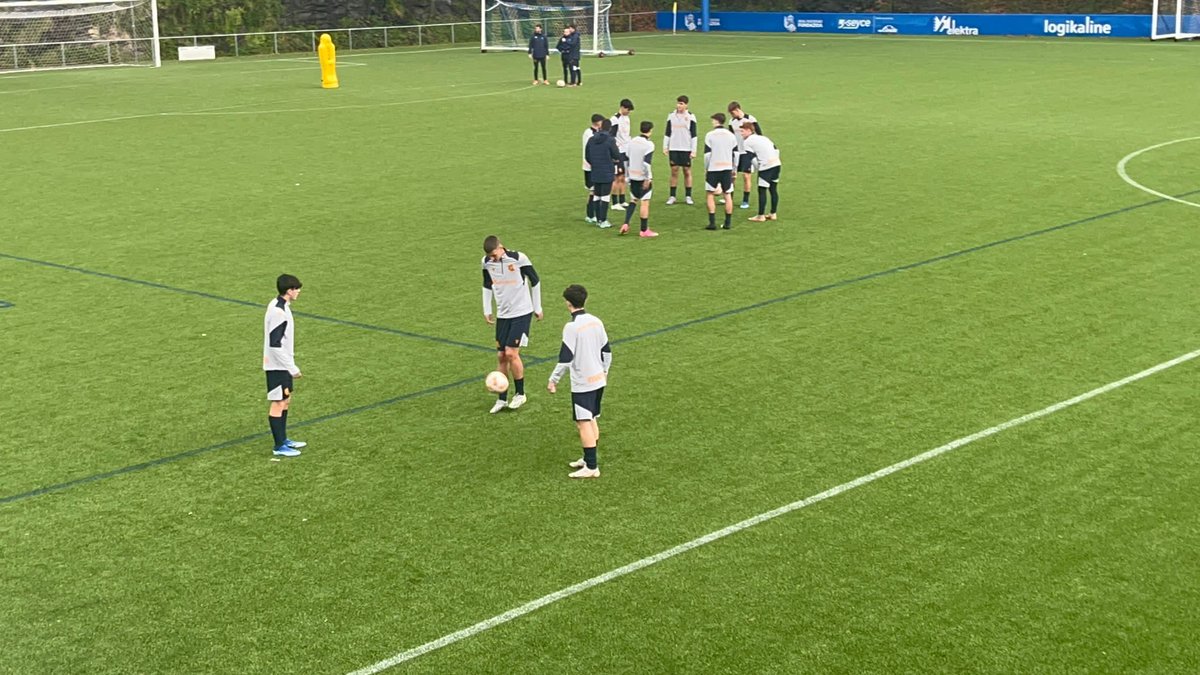 USCFbase's tweet photo. ⚽ | El futbolista de nuestro Juvenil A, Mario Bustos entrenará durante toda la semana con la @RealSociedad. 

¡Enhorabuena Mario! 

#ConstruyendoUSCF🏗️ https://t.co/DE8iKVVJDj