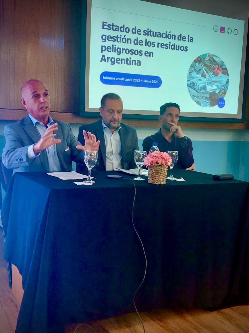 💧 JORNADA TÉCNICO-COMERCIAL

👉🏼 Gustavo Solari de <a href="/catriesorg/">CATRIES</a> junto a Marcelo Corti en nombre del Observatorio de Residuos Peligrosos de la UBA-UNR y <a href="/caitpaorg/">CAITPA</a> exponen su informe en la jornada del 75 aniversario.

🎥 Link de YouTube a la ponencia 

youtu.be/4UfaQf8axmE