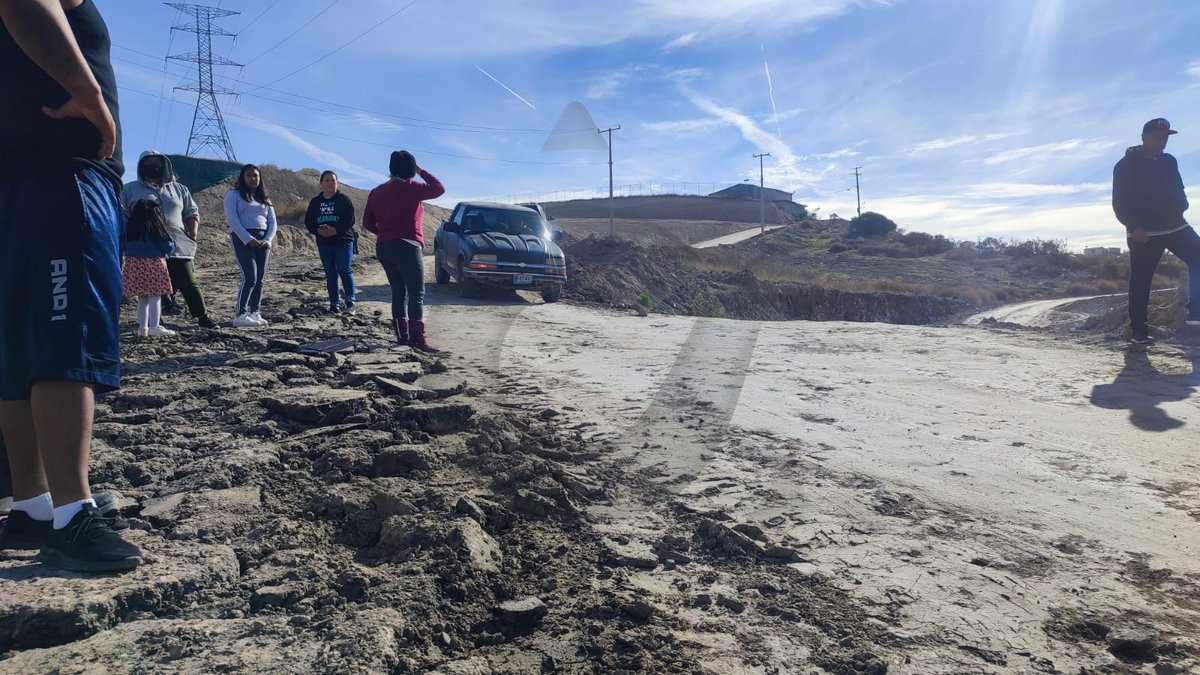 sintesis_tv's tweet photo. Vecinos del fraccionamiento Rancho El Chicote se organizaron para ofrecerle mantenimiento al único acceso a su colonia. 

Afirmaron que necesitan apoyo de las autoridades frente a la próxima temporada de lluvias.

#Tijuana #Infraestructura #Vialidades https://t.co/xP1WlWkMEz
