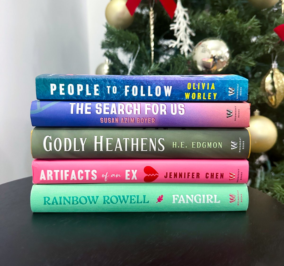 'Tis the season to find the perfect gift! 🎁 From heart-warming romances to intriguing mysteries, let us help you find the perfect book for the readers in your life. Check out our full Holiday Gift Guide now! wednesdaybooks.com/holiday-gift-g…