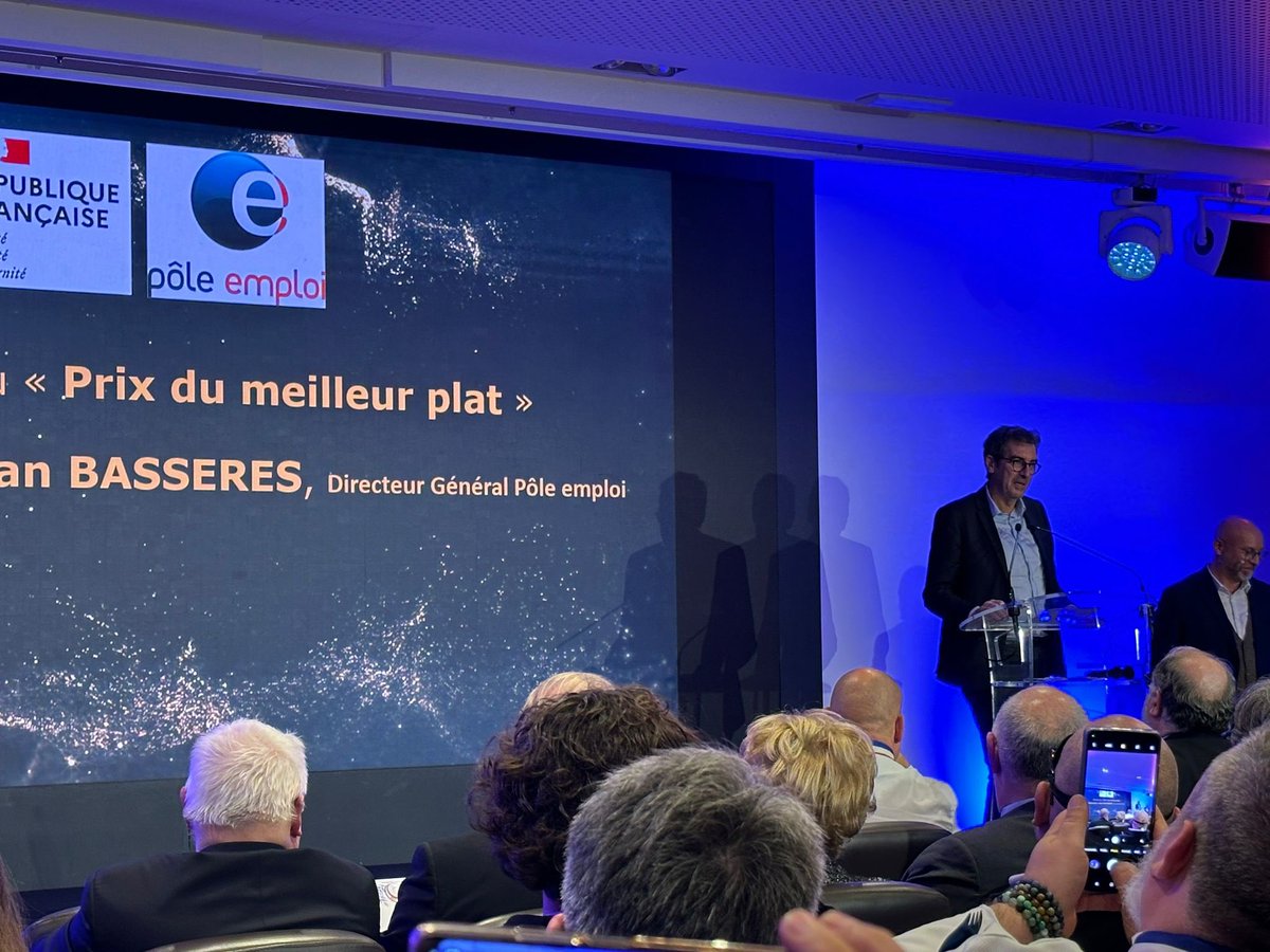 FranceTravail's tweet photo. #CapHandiCook 🏆 Remise du « Prix du meilleur plat » par Jean Bassères, DG de @pole_emploi
🎙️ « Ce concours culinaire représente beaucoup d’engagement, de courage et de solidarité au service des personnes en situation de #handicap ! Bravo à tous »
#TousMobilisés #inclusion https://t.co/cTx0GWWCAP