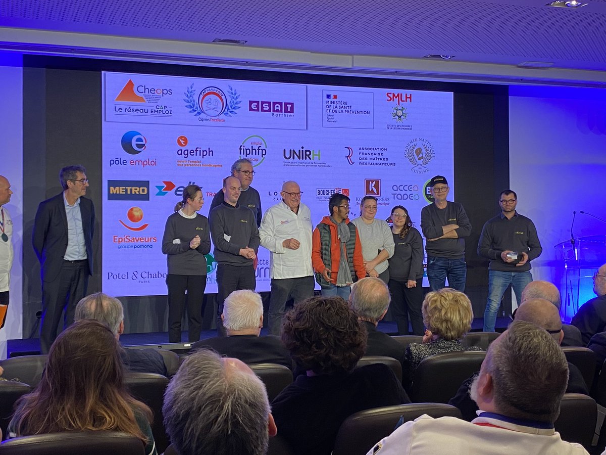 #CapHandiCook 🏆 Remise du « Prix du meilleur plat » par Jean Bassères, DG de @pole_emploi

🎙️ « Ce concours culinaire représente beaucoup d’engagement, de courage et de solidarité au service des personnes en situation de #handicap ! Bravo à tous »

#TousMobilisés #inclusion