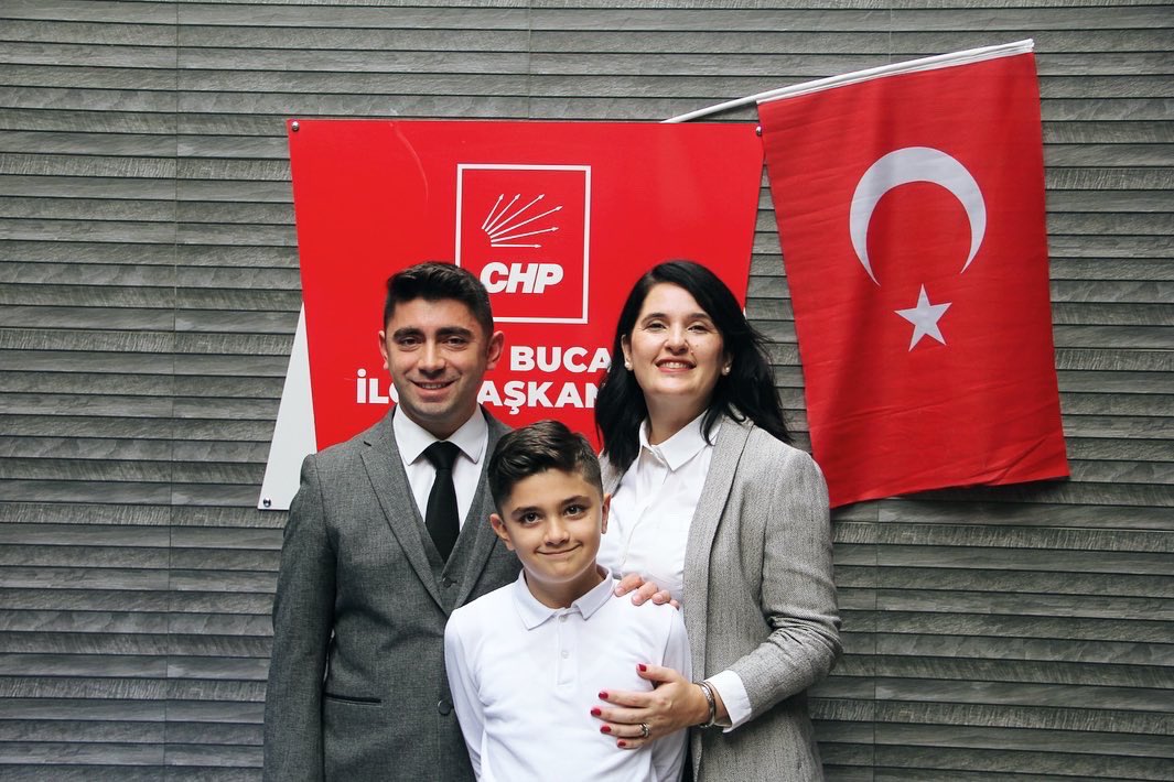 berkhizliates's tweet photo. Değerli dostlarım, sizlerin desteğini ve güvenini hissettiğim iki haftalık süreç sonunda bugün, 22 yıl önce henüz 16 yaşında ilk kez kapısından girdiğim, baba ocağımız Cumhuriyet Halk Partisinden Buca Belediye Başkanlığı aday adaylığımı açıkladım. Buca'yı toplumun her kesimini katarak yeni bir yönetim anlayışıyla yönetmek için "Sen de katıl" diyerek çıktığım bu yolda desteğini sunan herkese sonsuz teşekkürlerimi sunuyorum. #Sendekatıl