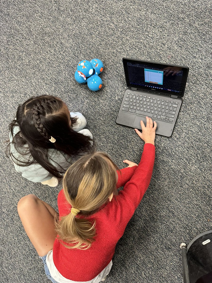 CarlySapp4's tweet photo. Starting off Computer Science Week with @WonderWorkshop Dash @FranklinRUSD in Mrs. Anderson’s 2nd grade class! So impressed with their teamwork and word block coding 🎉 @MrsDavisonTeach @RedlandsInTech @RedlandsUSD #RedlandsINTech https://t.co/7CmC9q513b
