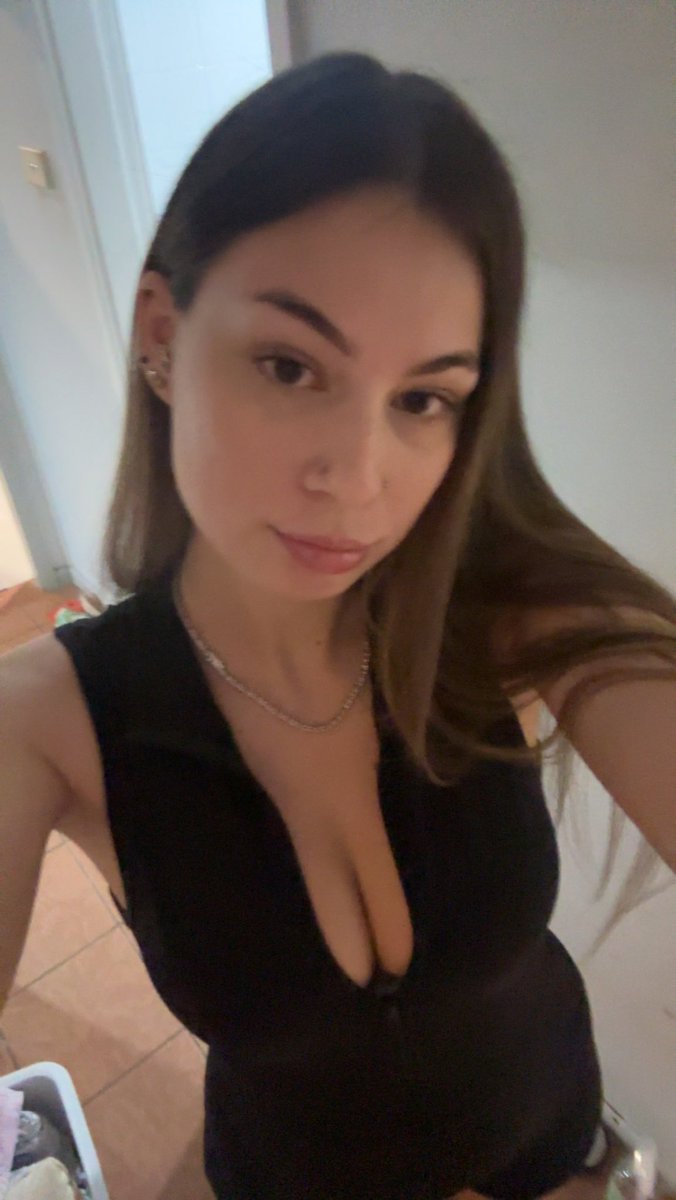 Missclcandy's tweet photo. I’m gonna give you each a list of Christmas presents that I want 💅 https://t.co/XFbk4m2ymR
