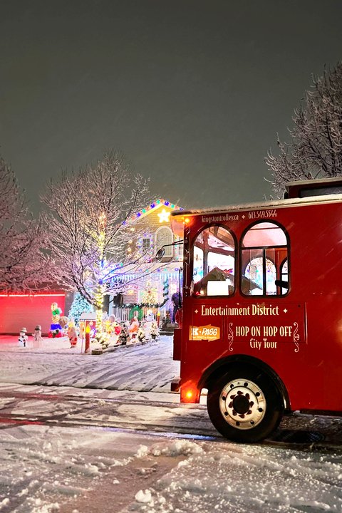 HolidayInnYGK's tweet image. Hop aboard the @KingstonTrolley  for a 75-minute sightseeing tour filled with dazzling lights, accompanied by popular Christmas songs and carols. #kingstontrolly #visitkingston #christmas