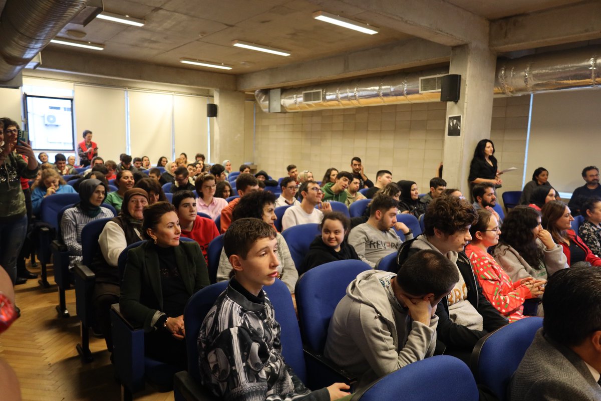 SisliKaymakam's tweet photo. Engelleri Sevgi İle Aşıyoruz!

Kaymakamımız Ahmet Gazi Kaya ve eşi Gökçen Kaya, 3 Aralık Dünya Engelliler Günü kapsamında, Saadet Özel Eğitim Meslek Okulu öğrencilerinin hazırlamış olduğu etkinliğe katıldı.

Emeği geçen öğretmen, öğrenci ve idarecilerimize teşekkür ederiz. https://t.co/Opqz2RGJBj