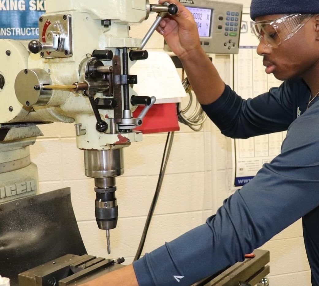 dmtcsc's tweet image. Josh Taliaferro skillfully operates a milling machine, drilling and threading a hole in his tap handle project. #MachineToolTechnology #Milling #ArtistryInAction #CTE #CollegeandCareerReady