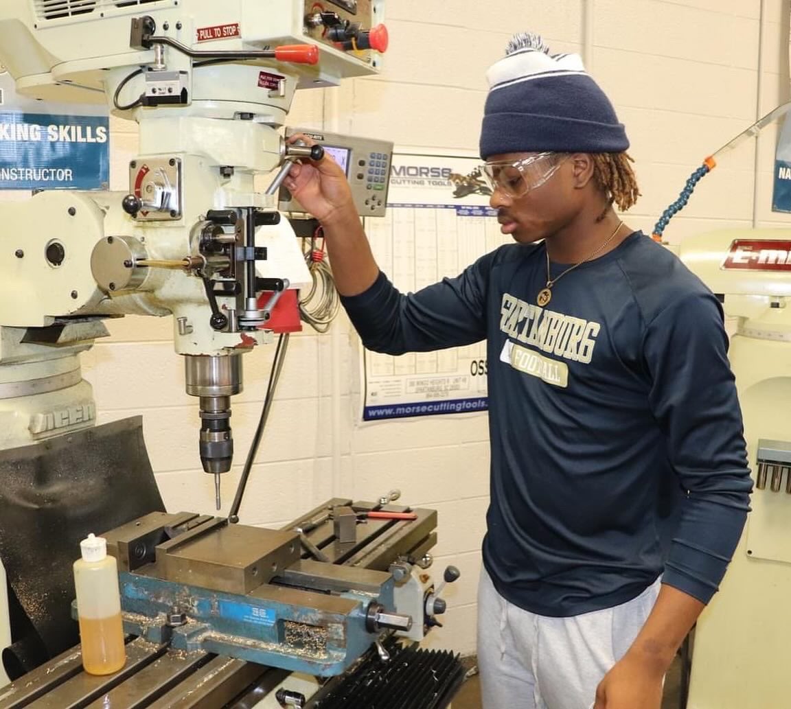 dmtcsc's tweet image. Josh Taliaferro skillfully operates a milling machine, drilling and threading a hole in his tap handle project. #MachineToolTechnology #Milling #ArtistryInAction #CTE #CollegeandCareerReady