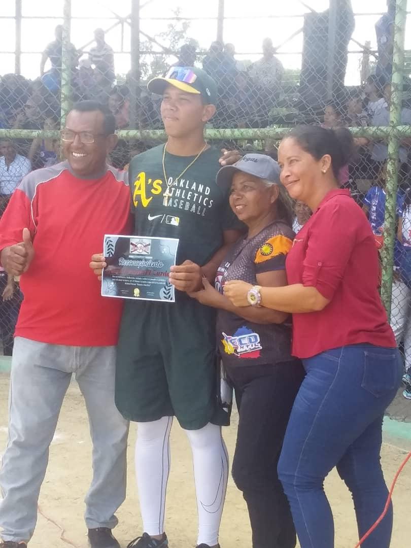 Alcalde Abrahán Martín inauguró Copa Héroes del 95 en Estadio Ramón Sánchez de Las Vegas.