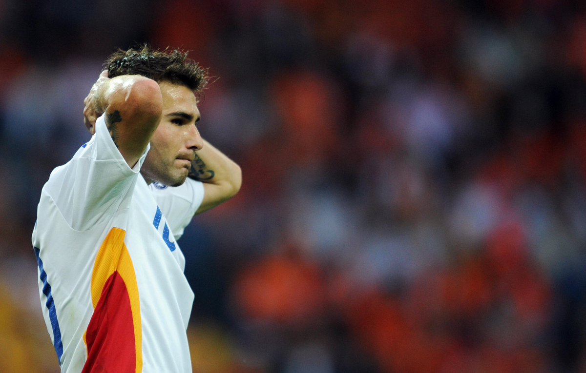 gorkaurresola's tweet photo. 🇷🇴 “Si hubiera tomado otras decisiones en el pasado, incluso podría haber ganado el Balón de Oro en algún momento”. Los excesos, las drogas y la pornografía acabaron con la carrera de Adrian Mutu, una de las grandes estrellas de Rumanía. Lo que pudo ser y no fue.

Dentro hilo🧵. https://t.co/IhV90MjQzM