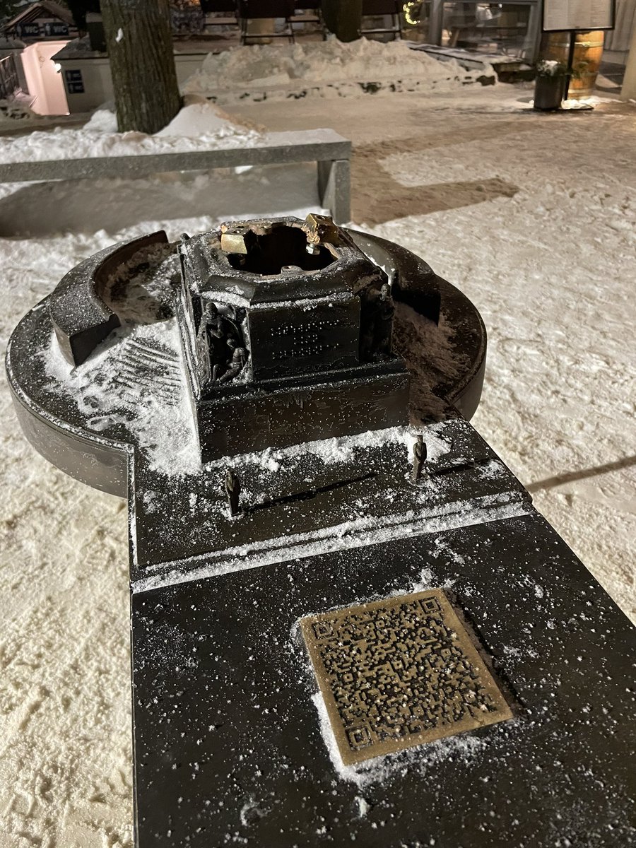 Skumji, ka jau 2. reizi kopš atklāšanas mūsu Brīvības piemineklis piedzīvo vandālismu. Pirms laika norāva godasardzes figūriņas, tās atjaunoja un šovakar pašu Mildu, kāds līdzi aiznesis. Stulbi. 
Pieminekli izauklēja <a href="/NacLidzas/">Fonds Nāc līdzās</a>, <a href="/Sarma_Freiberga/">Sarma Freiberga</a> un tagad tas noziedots Rīgas domei