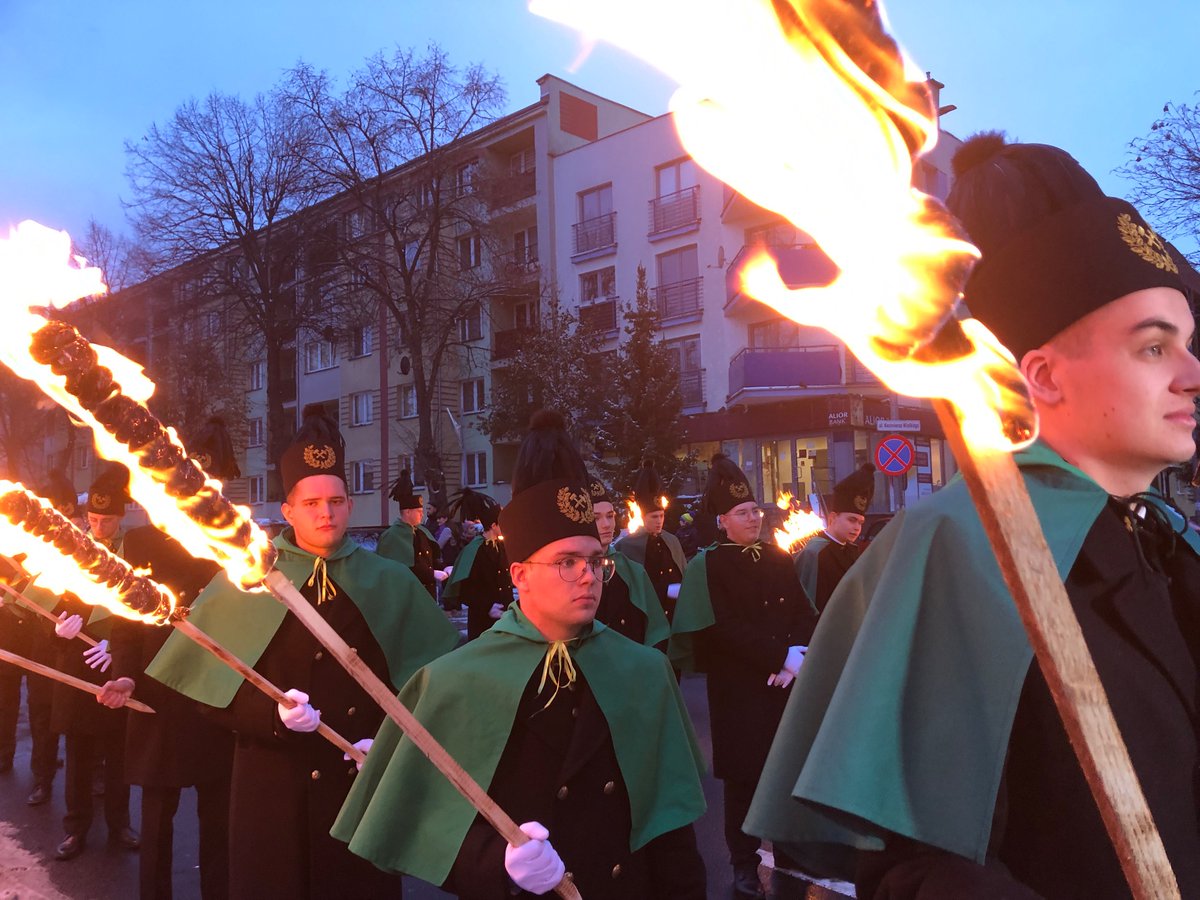 Z okazji #Barbórka całej górniczej braci składam najserdeczniejsze życzenia satysfakcji i dumy z wykonywania tej pełnej wyzwań i odpowiedzialnej pracy. Dziękuję  za Wasz trud i poświęcenie. Niech św. Barbara dba o Wasze bezpieczeństwo. Tylu wyjazdów, ile zjazdów. 
Szczęść Boże!
