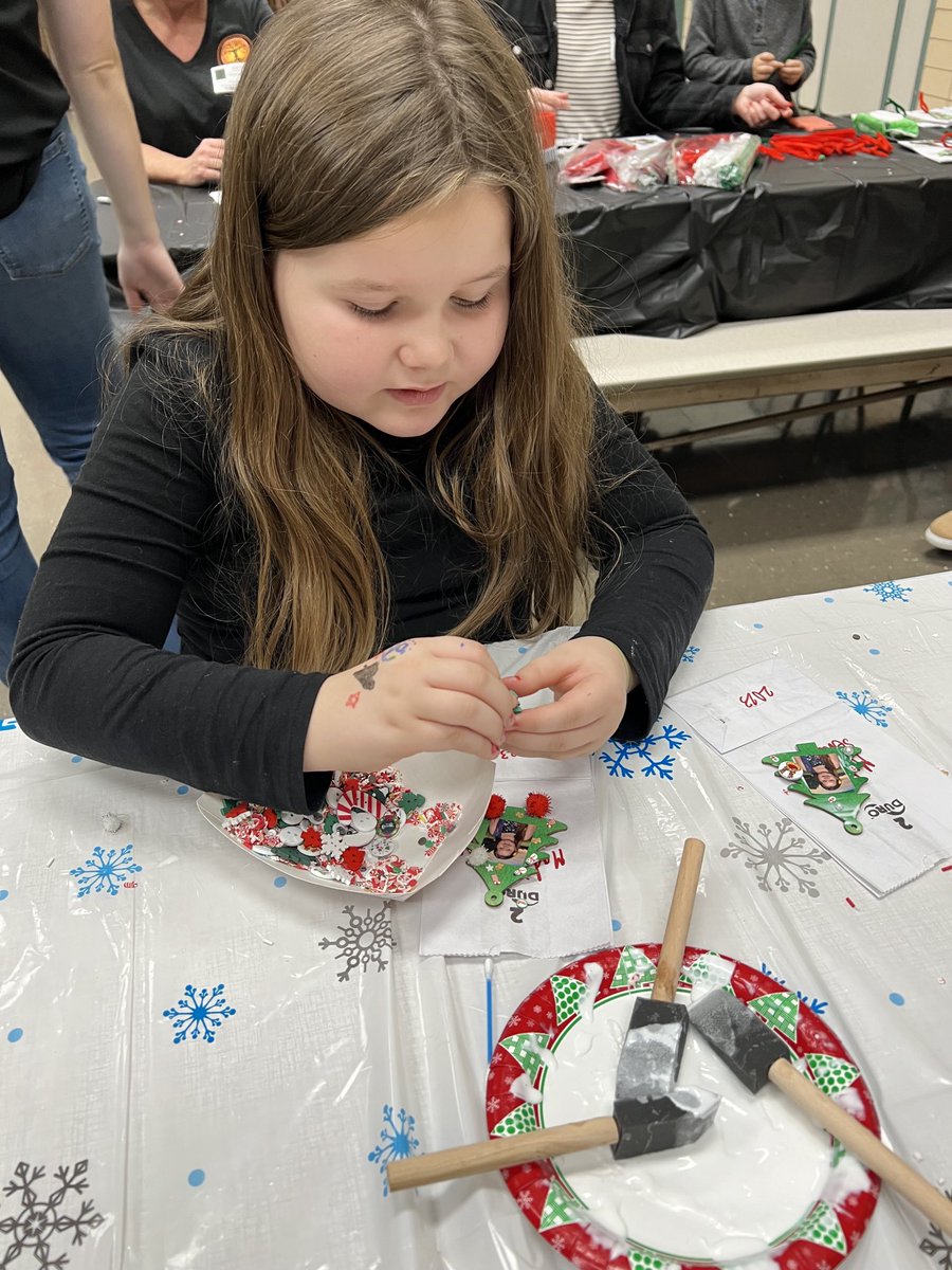 Broadway23Tipp's tweet photo. Little elves working hard on their holiday gifts🎄 https://t.co/HG69e6PGfR